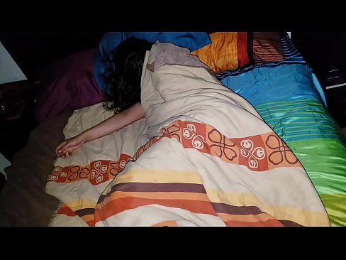 ❤️ Hijastro regañando a su joven madrastra mientras duerme ❤❌ Video de porno en es.kutjeporno.ru ❌️